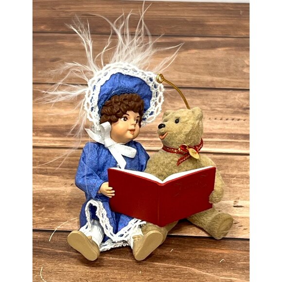 1995 HALLMARK KEEPSAKE ORNAMENT QX5259 BEVERLEY & TEDDY BEAR SINGING CAROLS - Picture 1 of 11